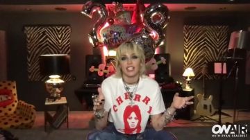 Tee shirt portée par Miley Cyrus dans Miley Cyrus & Dua Lipa Talk ‘Prisoner’ | On Air With Ryan Seacrest