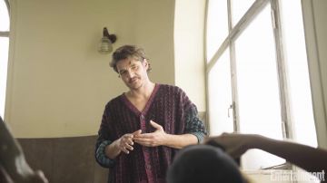 Suéter Cardigan de Pedro Pascal en 2020 Artistas del Año: Pedro Pascal | Entretenimiento Semanal