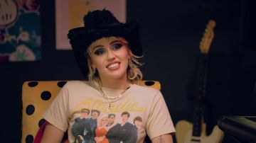 Tee shirt portée par Miley Cyrus dans Miley Cyrus - Apple Music ‘Plastic Hearts’ Interview