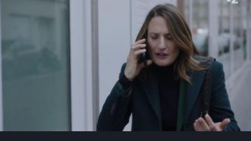 Abrigo verde de Andréa Martel (Camille Cottin) en Dix Pour Cent (S04)