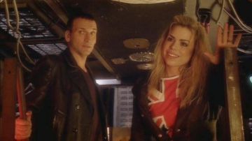 Union Jack Shirt de Rose Tyler (Billie Piper) dans Doctor Who (S01E09)