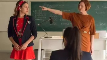 Robe rouge brodée avec volant de Lu Montesinos (Danna Paola) dans Élite (S01E07)