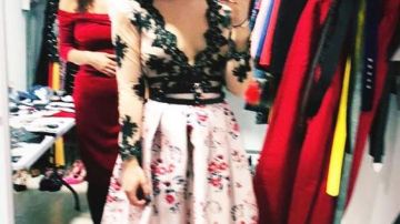 Jupe en soie fleurie Teria Yabar de Lu Montesinos (Danna Paola) dans Élite (S01E01)