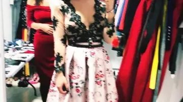 Jupe en soie fleurie Teria Yabar de Lu Montesinos (Danna Paola) dans Élite (S01E01)