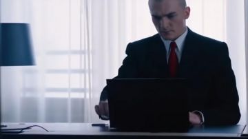 Laptop of Agent 47 (Rupert Friend) in Hitman: Agent 47