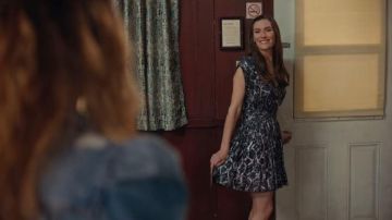 Iro Flavia Vestido de manga de seda metálica usado por Twyla Sands (Sarah Levy) en Schitt's Creek (S06E13)