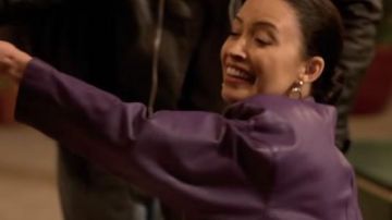 Veste en cuir violette de Selena Quintanilla (Christian Serratos) dans Selena: The Series (S01E03)