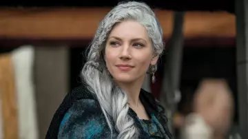 Boucle d'oreille lapis lazuli de Lagertha (Katheryn Winnick) dans Vikings (S02E04)