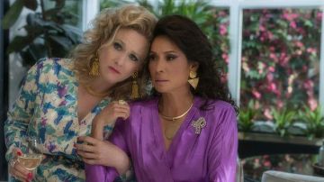 Broche de patrón de SIDA por Simone Grove (Lucy Liu) en Why Women Kill (S01E04)