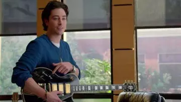 Black electric guitar used by Ron LaFlamme (Ben Feldman) in Silicon Valley (S01E04)