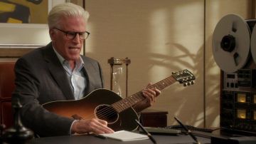 Guitare Gibson utilisée par Michael (Ted Danson) comme on le voit dans The Good Place (S04E13)