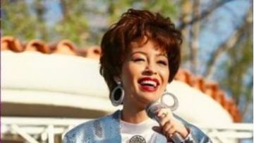 Veste à paillettes argentée portée par Selena Quintanilla (Christian Serratos) dans Selena: The Series (saison 1 épisode 3)