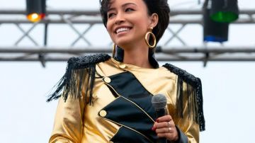 Chemise rouge portée par Selena Quintanilla (Christian Serratos) dans Selena: The Series (saison 2, épisode 7)