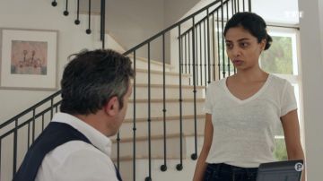 T-shirt blanc à col V porté par Lou (Rani Bheemuck) dans Demain nous appartient (Episode 746)