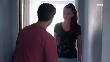 T-shirt tie dye black &amp; white worn by Sara (Camille Genau) in Tomorrow belongs to us (Episode 748)