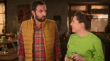 La chemise à carreaux portée par Fabien (Da­vid Mora) dans la série Scènes de ménages