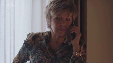 La camisa estampada de Anne-Marie Lazzari (Véronique Jannot) en Mañana nos pertenece