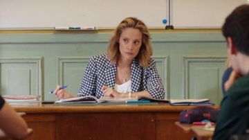 Denim jacket - checkered - navy blue &amp; white worn by Alma (Camille de Passis) in Tomorrow belongs to us (Episode 759)