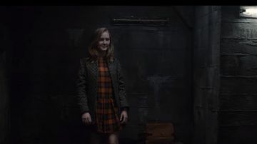 Atuendos de la serie de televisión Dark: Franziska Doppler (Gina Stiebitz) usa un vestido de skater a cuadros en el episodio 1 de la temporada 3