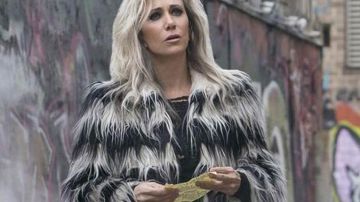 Manteau de fourrure noir et blanc porté par Barbara Minerva (Kristen Wiig) dans les tenues de Wonder Woman 1984