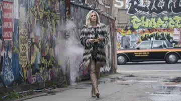 Abrigo de piel blanco y negro usado por Barbara Minerva (Kristen Wiig) en trajes de Wonder Woman 1984