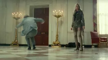 Chaqueta con estampado de serpiente usada por Barbara Minerva (Kristen Wiig) en el vestuario de la película Wonder Woman de 1984