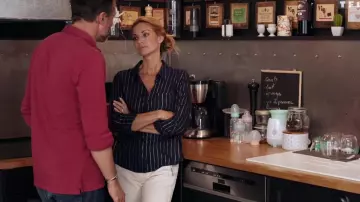 Navy blue shirt with golden stripes worn by Chloe (Ingrid Chauvin) in Tomorrow belongs to us (Episode 765)