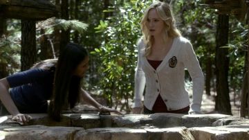 Gilet portée par Caroline Forbes (Candice King) dans la série Vampire Diaries (S02E06)