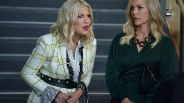 Chaqueta usada por Tori Spelling (Tori Spelling) en la serie Beverly Hills: BH90210 (S01E02)