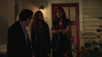 Robe portée par Olivia Baker (Kate Walsh) dans 13 Reasons Why (S01E04)