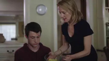 Robe portée par (Amy Hargreaves) dans 13 Reasons Why (S01E02)