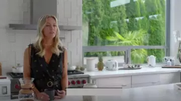 Combinaison portée par Jennie Garth (Jennie Garth) dans la série Beverly Hills : BH90210 (S01E02)