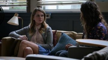 Vest worn by Chloe Rice (Anne Winters) in 13 Reasons Why (S02E11)