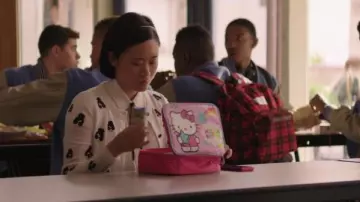 Cardigan usado por Courtney Crimsen (Michele Selene Ang) en la serie 13 Reasons Why (S01E05)