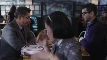 Bolso usado por Courtney Crimsen (Michele Selene Ang) en la serie 13 Reasons Why (S01E05)