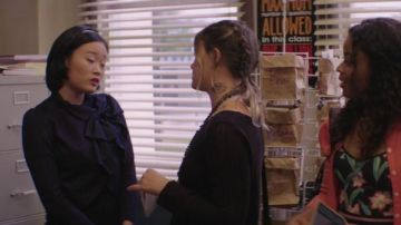 Veste portée par Courtney Crimsen (Michele Selene Ang) dans la série 13 Reasons Why (S01E07)