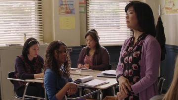 Gilet portée par Courtney Crimsen (Michele Selene Ang) dans la série 13 Reasons Why (S01E07)