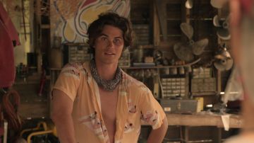 Chemise imprimée Duvin Beach Day portée par John B Routledge (Chase Stokes) dans les tenues de la série télévisée Outer Banks (saison 1, épisode 1) 