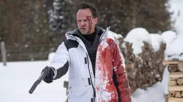 Abrigo largo Parka blanco usado por Skinny Man (Walton Goggins) en la película Fatman