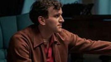 Chaqueta marrón con cremallera usada por Harry Beltik (Harry Melling) en los trajes de la serie de televisión The Queen's Gambit (Temporada 1 Episodio 5)