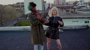 La chaqueta caqui usada por Luv Resval en Dj Weedim x Alkpote x Luv Resval - Síntesis
