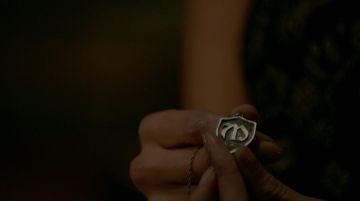 Le collier de Hope Mikaelson (Danielle Rose Russell) dans The Originals