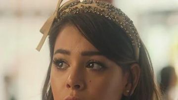 Serre-tête avec ruban doré en satin et strass de Lu Montesinos (Danna Paola) dans Élite (S03E08)