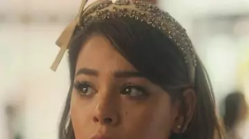 Serre-tête avec ruban doré en satin et strass de Lu Montesinos (Danna Paola) dans Élite (S03E08)