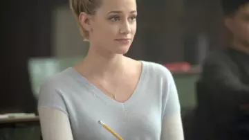 T-shirt gris à manches longue transparentes porté par Betty Cooper (Lili Reinhart) dans Riverdale (S01E09)