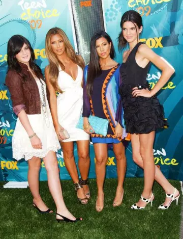 La robe noire H&M portée par Kendall Jenner lors des Teen Choice Awards 2009