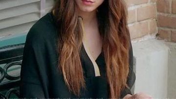 Túnica larga de cuello en V usada por Spencer Hastings (Troian Bellisario) en Pretty Little Liars (S07E20)