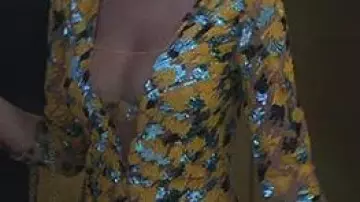 Robe jaune mettalique porté par Carla Roson (Ester Expósito) dans Élite (S03E04)