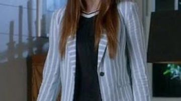 Blazer a rayas - azul claro y blanco usado por Spencer Hastings (Troian Bellisario) en Pretty Little Liars (S07E18)