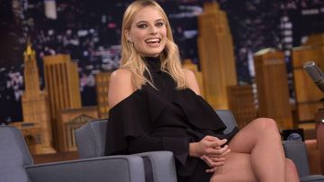 Le robe noire Elie Saab portée par Margot Robbie dans l'émission The Tonight Show Starring Jimmy Fallon